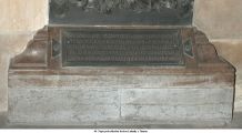 09. Nápis pod náhrobní deskou Ludmily z Thurnu.jpg