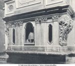 24. Zadní strana oltáře nad hrobem sv. Václava s vloženou jeho přilbou.jpg