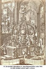 15. Za bývalým náhrobkem sv. Jana Nepomuckého z roku 1692 je vidět tehdejší uzávěr kaplí v ochozu.jpg